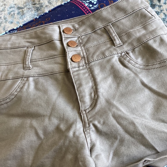 Refuge tan stretchy high waisted shorts size 8 - Picture 2 of 5